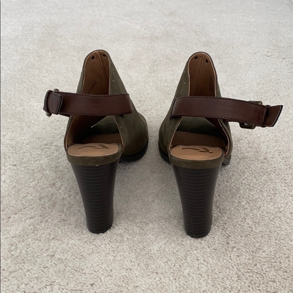 NWOT Report healed sandals - Picture 2 of 4